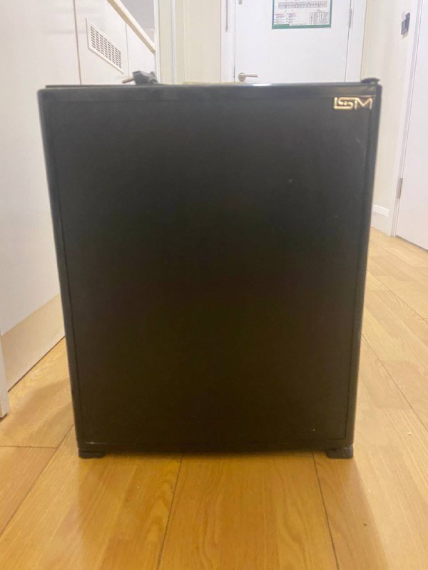 Трехстворчатый шкаф с зеркалом, барный маленький холодильник