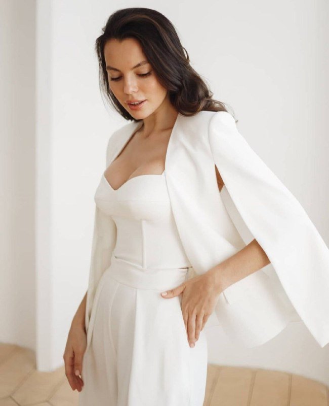 Книги, консилер, сухой шампунь, зубная паста, кожаная юбка, термокружка, двубортный пиджак, кейп, очки