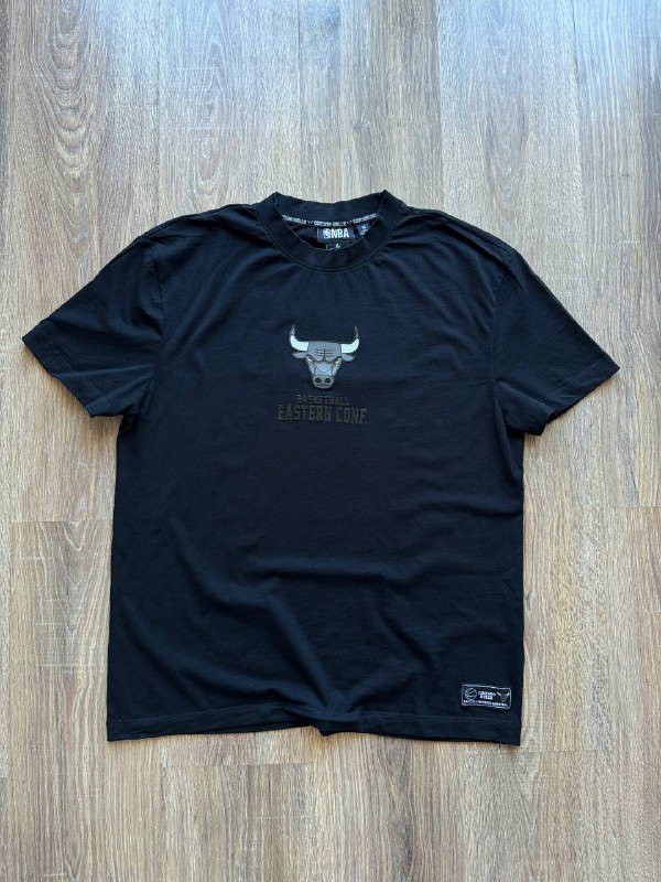 Футболка NBA Chicago Bulls, бананка Karl Kani, шорты Napapijri, футболка Paul Smith, топ Juicy Couture, футболка Oakley, джинсовые шорты Levi’s, бананка Eastpak