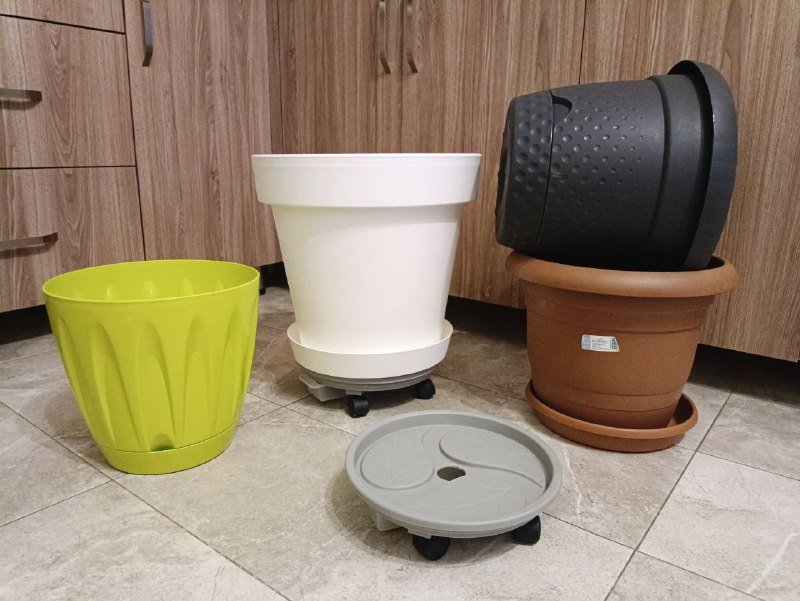 Керамические и пластиковые горшки, поддон на колесиках 3