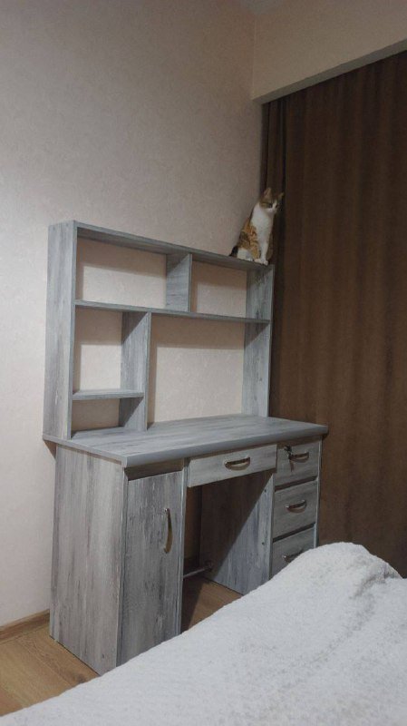 Рабочий письменный стол с тумбочками