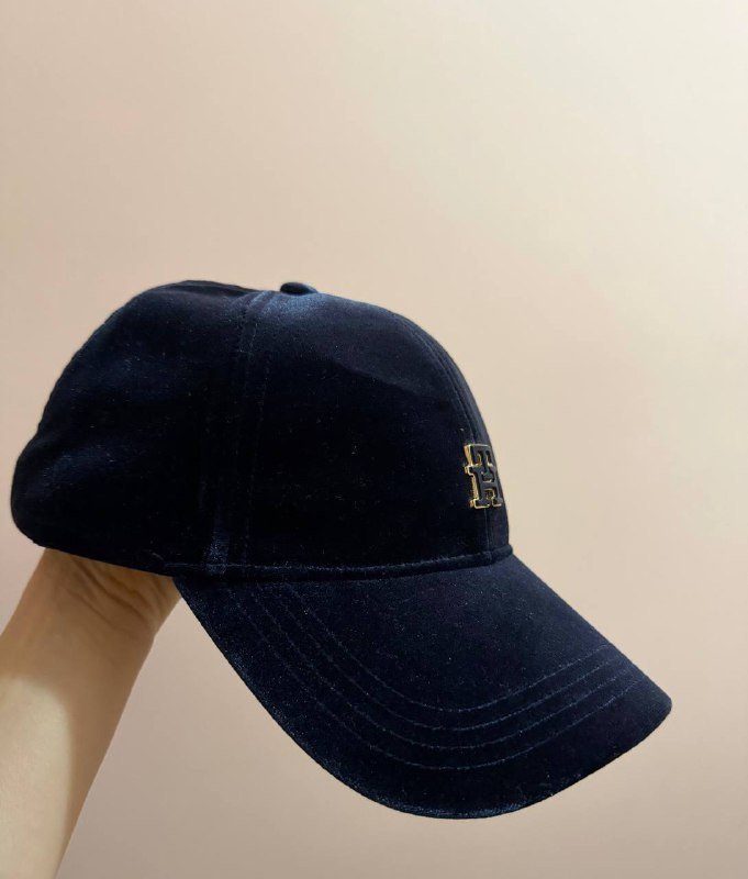 Черная кепка, белая кепка