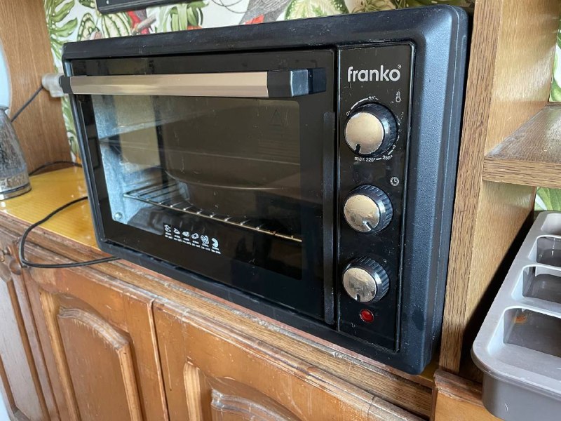 Синие бокалы, банки Ikea, шпалера, полочки, вентилятор, обогреватель, вафельница, духовка, зеркало 9