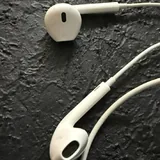 Оригинальные проводные AirPods с разъемом Lightning 2