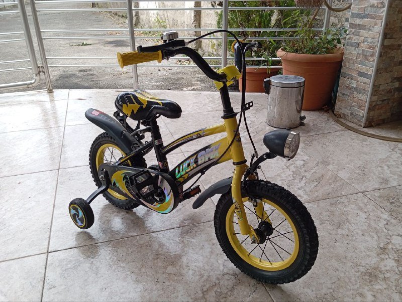 Велосипед с дополнительными колесиками