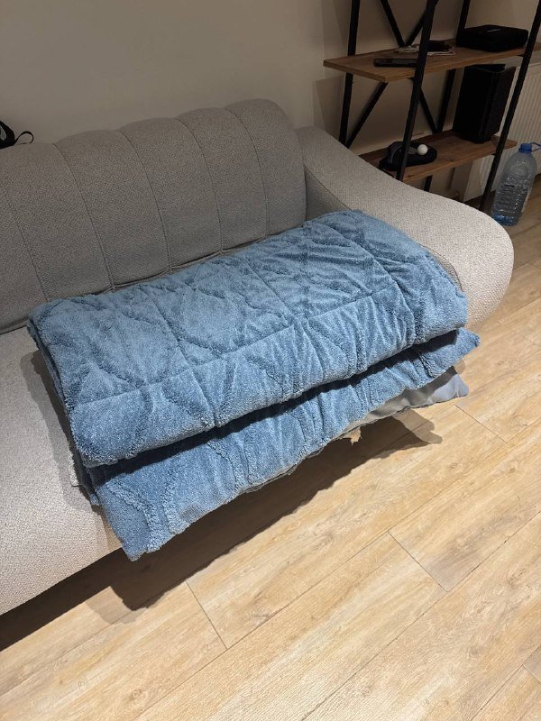 Мусорка маленькая, пуфик, плед, одеяло, грильница, гирлянда, микроволновая печь, роутер, набор посуды 2