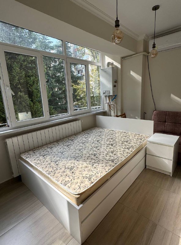 Двуспальная кровать с матрасом и тумбочками