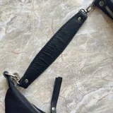 Синяя мини сумка, черная сумка дутик, льняные брюки Zara 5