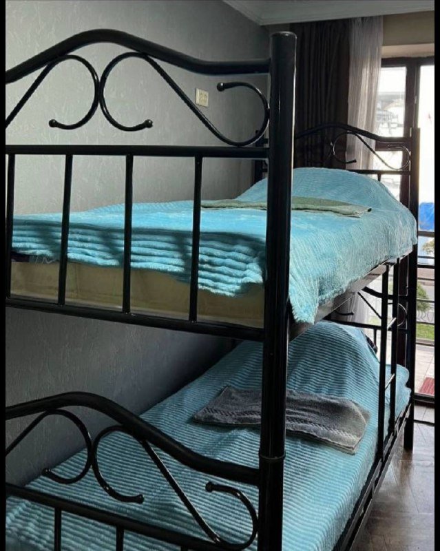 Двухъярусная кровать с 2 матрасами и постельным бельем