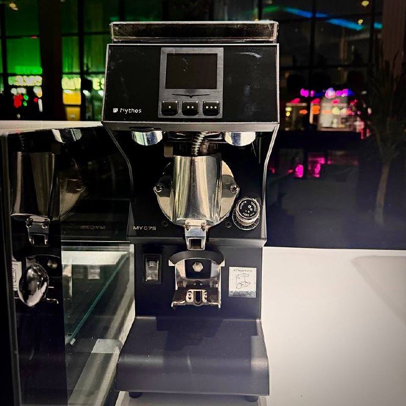 Столы, стулья, холодильники, кофемашина, посудомоечная машина 2