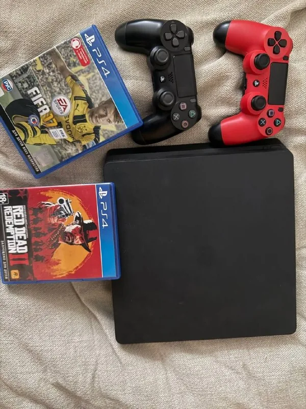 PlayStation 4 Slim, 2 джойстика, 3 игры