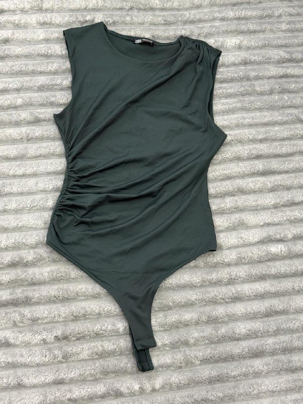 Кепка, летнее платье Mango, куртка Jack Wolfskin, платье SuperDry, топ, пляжное платье, боди Zara, льняные штаны Zara 8