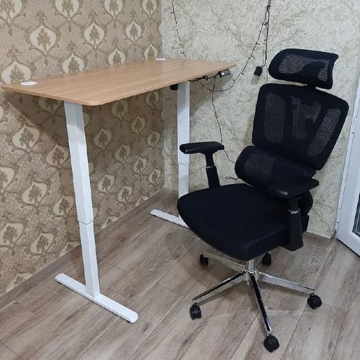 Стол с регулировкой высоты, офисное кресло, монитор
