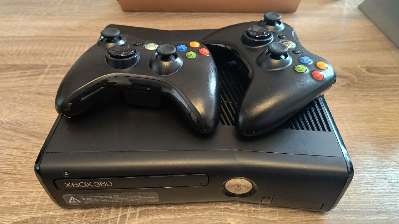 Xbox 360 S, 15 игр, 2 джойстика