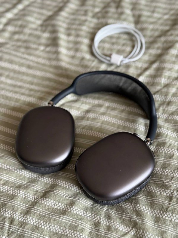 AirPods Max в черном цвете с проводом для зарядки