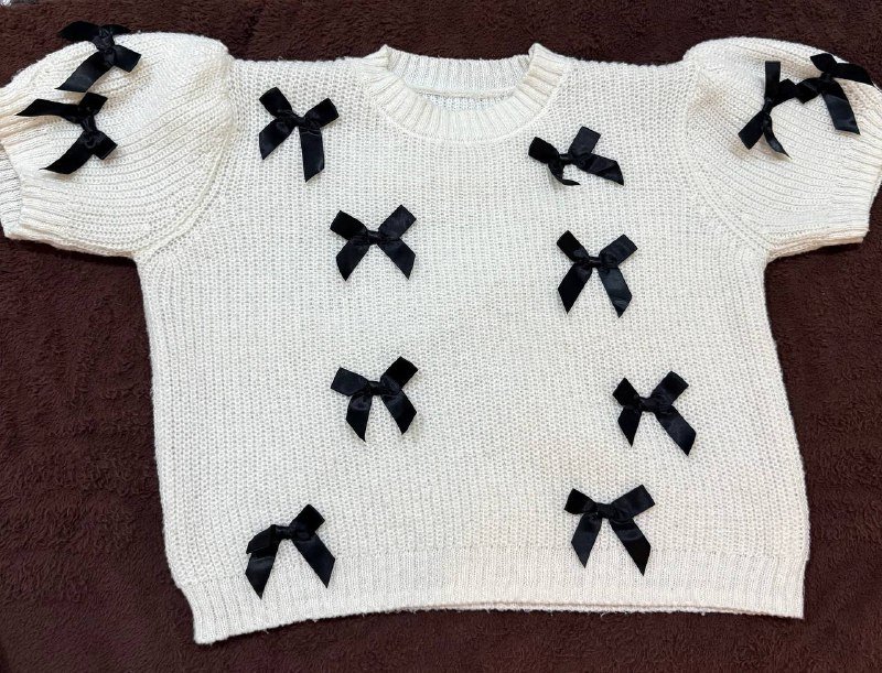 Вязаный белый свитер с бантиками L размер