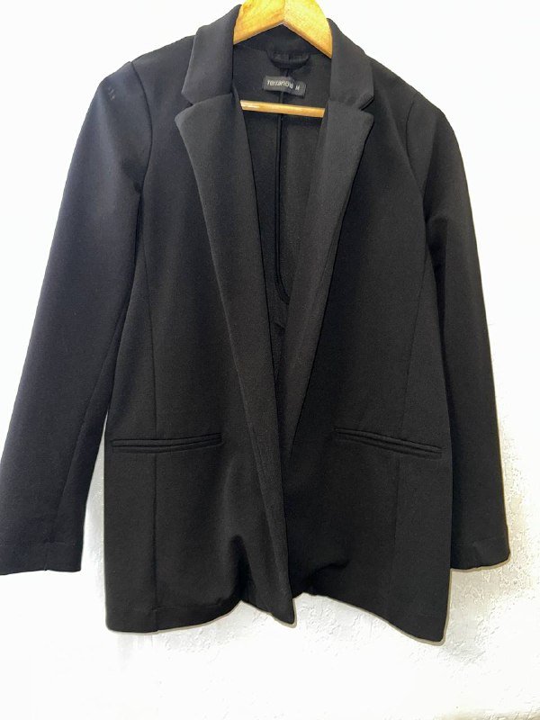 Кожаная куртка, черное платье, жилет, костюм, рубашка 4