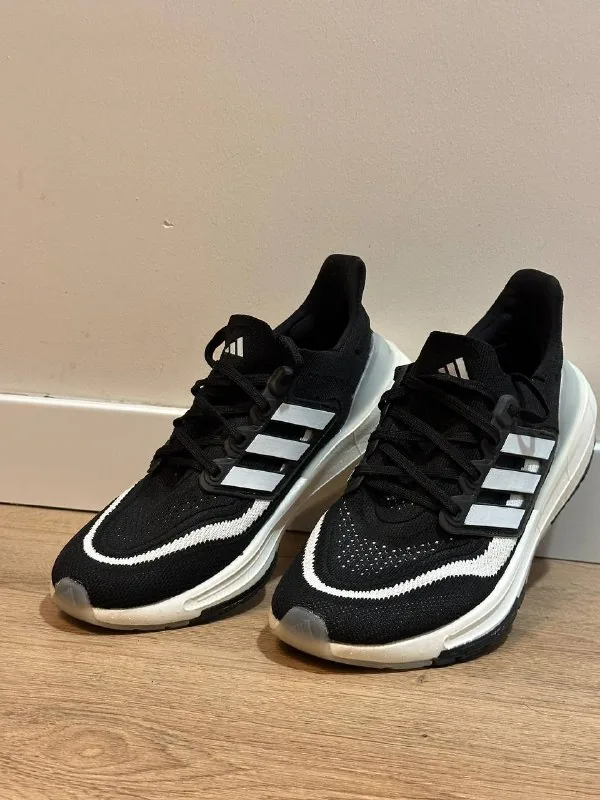 Adidas Ultraboost Light Black, детские спортивные сандалии Kinetix 1