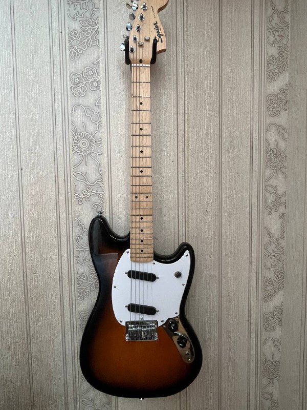 Электрогитара Fender Squier Sonic Mustang, усилитель VOX VX15-GT