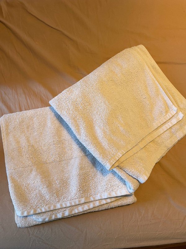 Два белых полотенца 60х130см