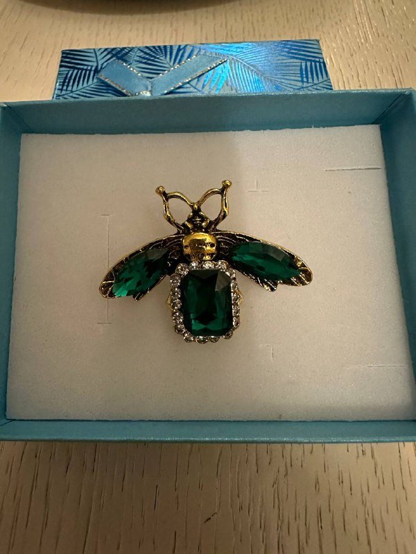 Брошки разного дизайна в коробочках 2