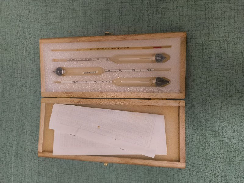 алкометр, сумки, книжки, графический роман V значит Вендетта 2