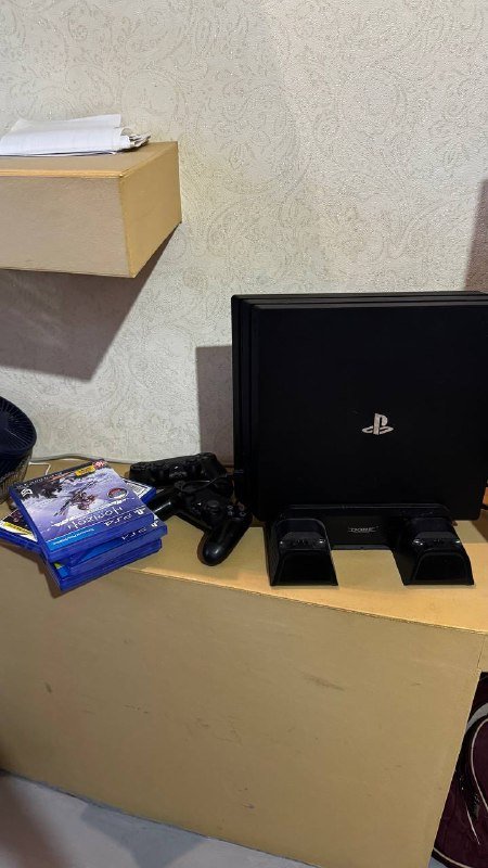 PlayStation 4 Pro, 1ТБ, 2 джойстика, 5 игр, подставка 4