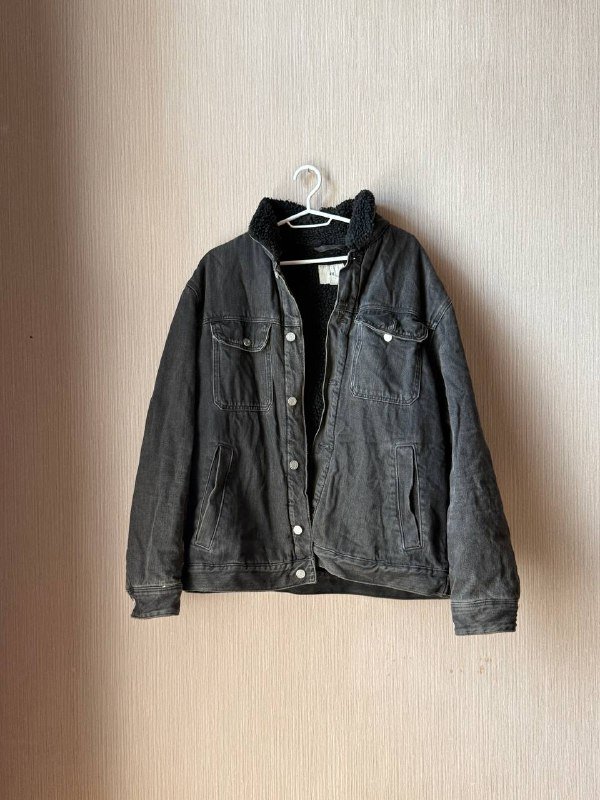 Красное платье, белое платье, безрукавка, белая сумка, брюки, куртка, кроссовки, босоножки 6