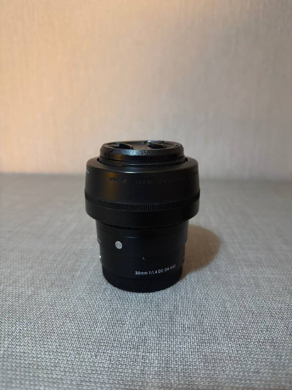 Камера Sony ZV-E10, Объектив Sigma 30mm f/1.4 DC DN 3