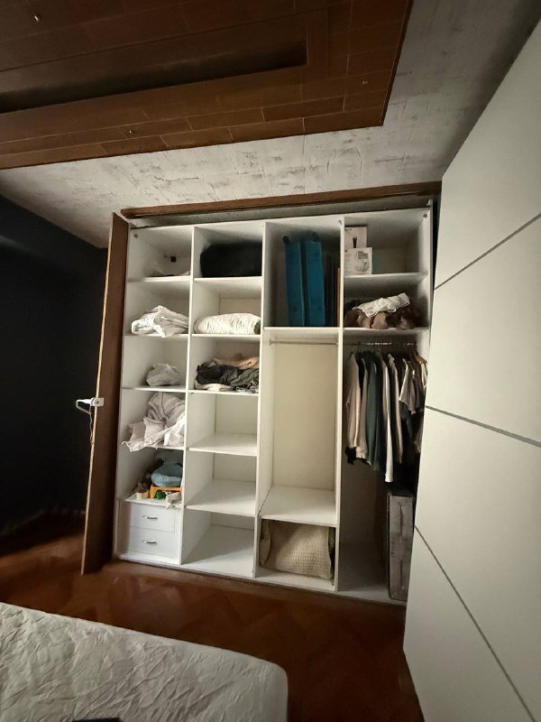 Большой шкаф с двумя дверями