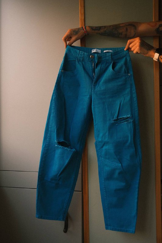 Футболка Bershka, платье H&M, джинсы Bershka, джинсовая куртка Levi’s, свитшот TRXLHXD, шорты Nike, очки Befree 3