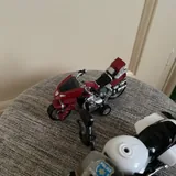 Белый и красный игрушечные мотоциклы 3
