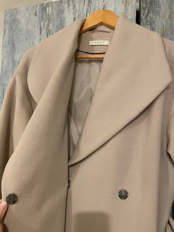 Пальто светло-бежевое, джинсовые шорты 2