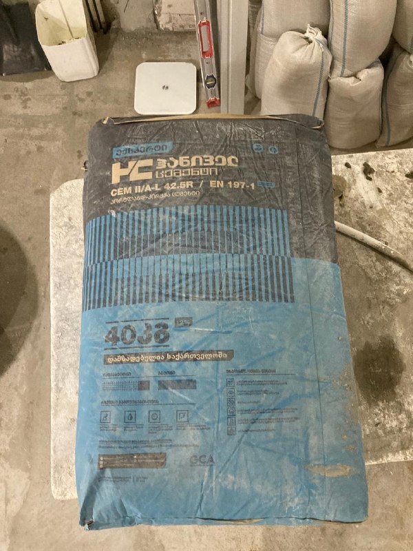 Цемент, песок, фибра после заливки стяжки