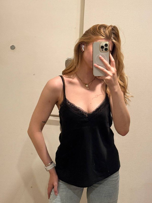 Платье, черный топ, зеленый топ, голубая куртка, белая рубашка 2