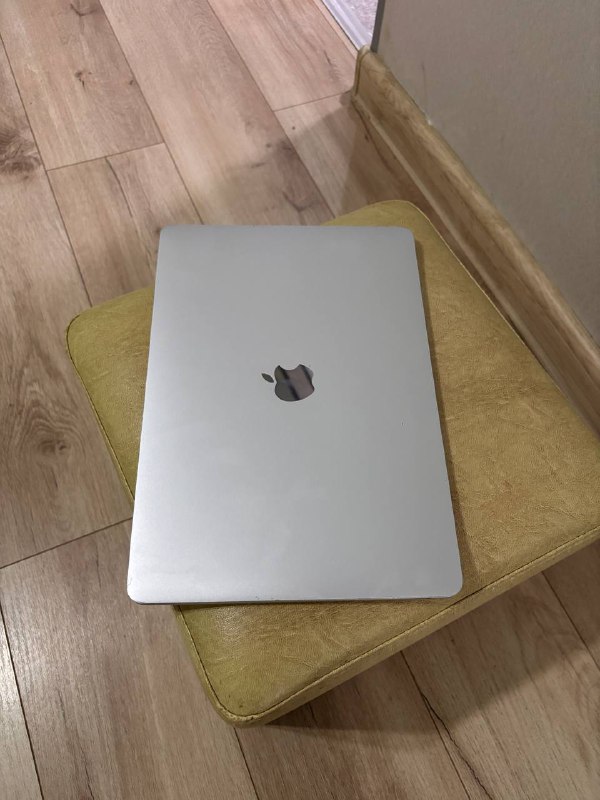 MacBook Pro 2017 i5 8/256GB с пятнами на экране 3