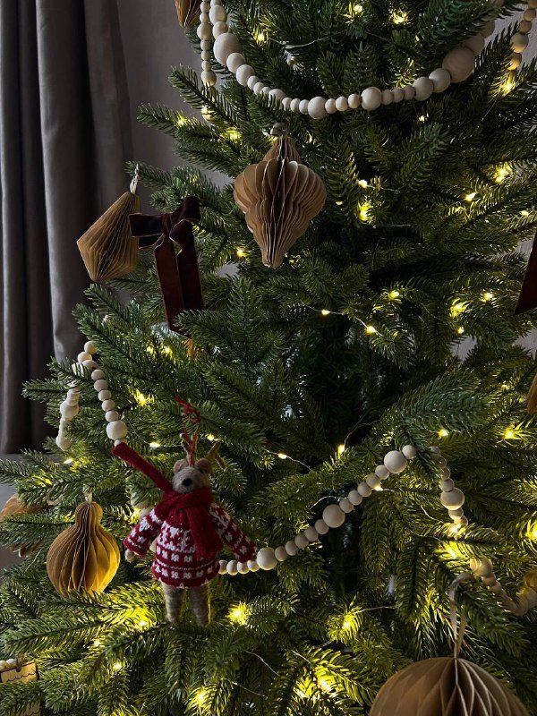 Искусственная елка 160 см с игрушками и гирляндами 2