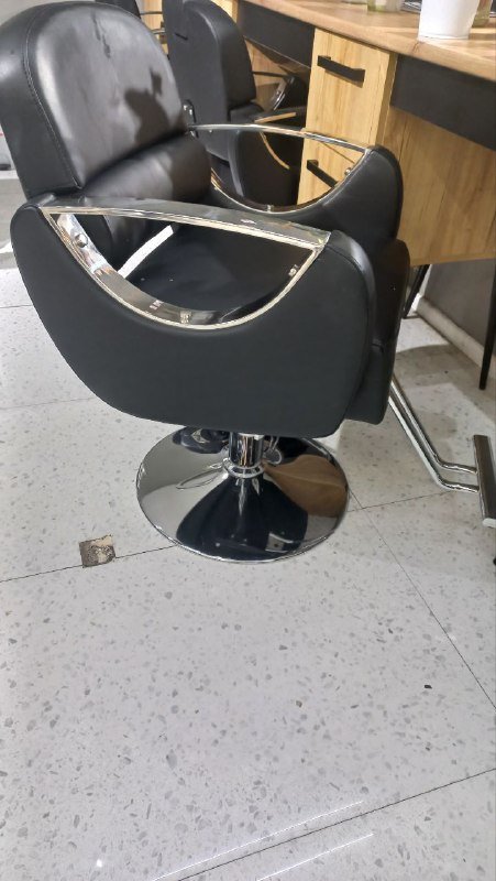 кресло парикмахерское черное с подставкой для ног