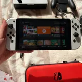Nintendo Switch OLED с двумя парами контроллеров и чехлами 2