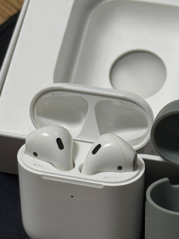 Apple Airpods 2 с беспроводным зарядным кейсом