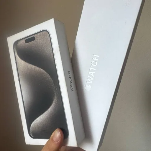 Коробки от iPhone 15 Pro Max и Apple Watch Series 11
