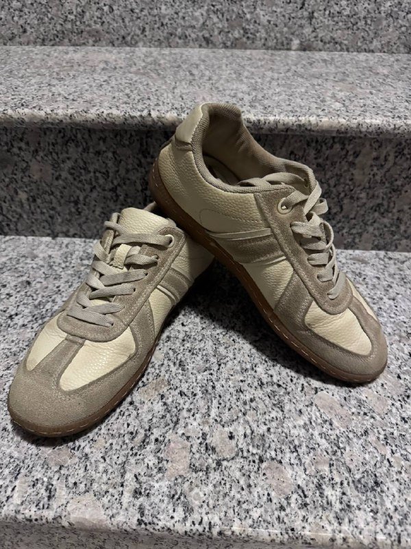 Рубашка, ботильоны, полупальто, кроссовки, сумка, майка, футболка, джинсы, очки солнцезащитные 4