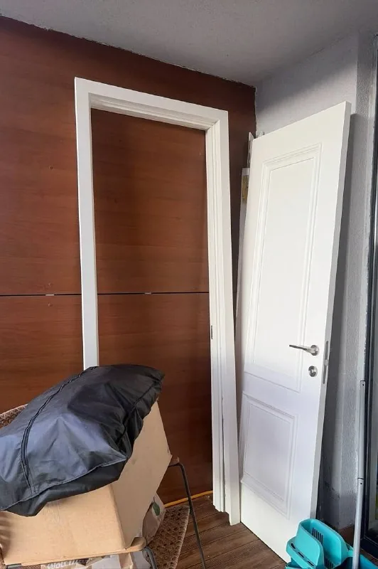 Дверь с наличниками и ручкой с замком 1