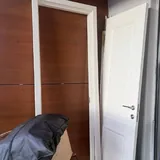 Дверь с наличниками и ручкой с замком 1