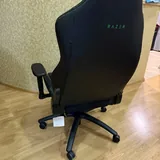 Игровое кресло Razer Iskur X XL, компьютерный стол 2