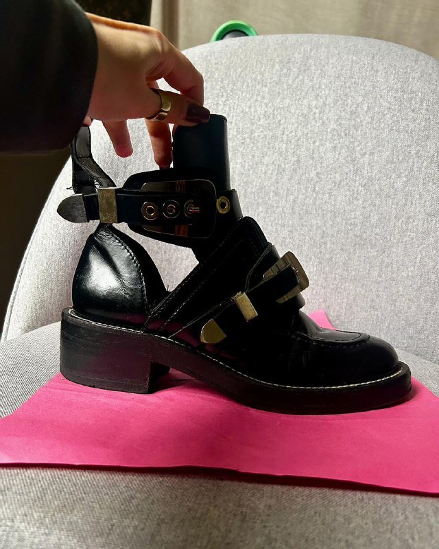 Винтажные ботинки Balenciaga, казаки Ahimsa, рубашка Levis 3