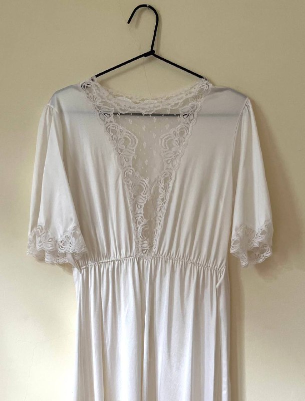 платье красное р-р s, новый черный купальник, спортивный купальник, резиновые тапочки, боди, белое платье, винтажная джинсовая юбка 8