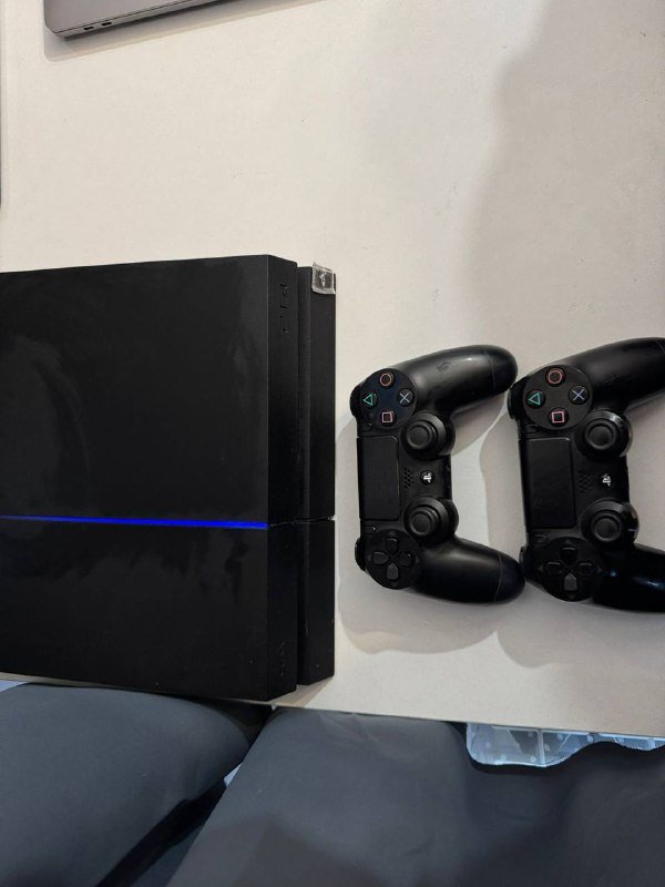 Sony PlayStation 4, 2 контроллера, 2 диска с играми