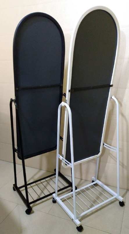 Большое зеркало на передвижной подставке черное и белое 3