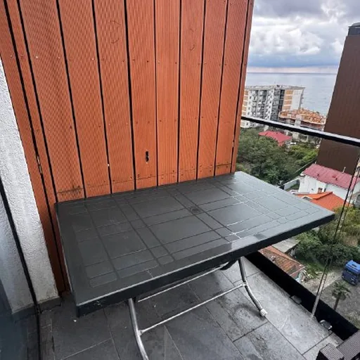 Стол, два раскладных стула и зонт